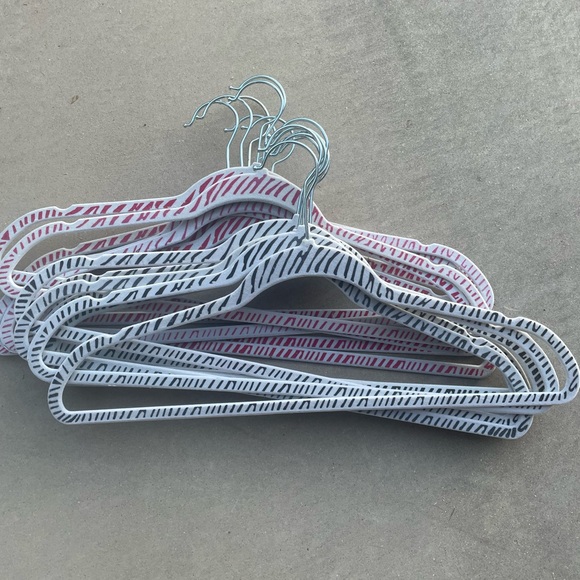 Velvet Hangers, Mixed Lot 16. 9 Black & White & 7 Red & White - Picture 2 of 2